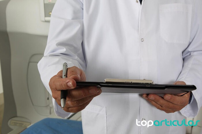 Vista de un médico aportando un diagnóstico erróneo.