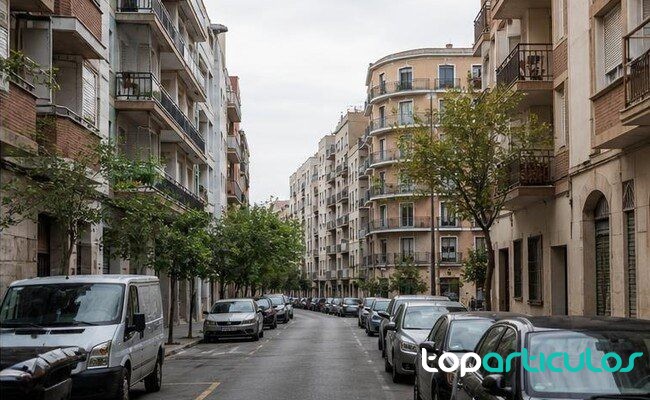 Jóvenes y alquiler en zonas urbanas Barrio urbano con edificios de apartamentos y vida cotidiana