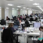 La vivienda nueva apenas cubre el 40% de los hogares creados en España trabajadores revisando documentación económica en una oficina