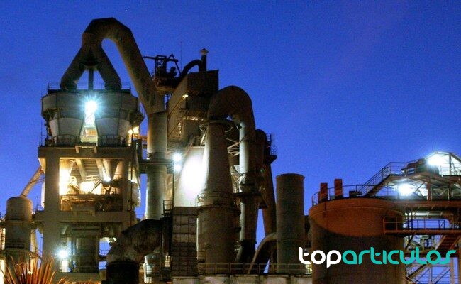 Análisis técnico de solicitudes de ahorro energético documentos de evaluación de proyectos sobre una mesa de trabajo
