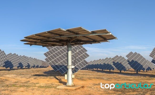 Edificios del sector terciario y eficiencia energética personas caminando junto a edificios de oficinas en España