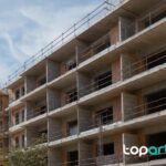 El Gobierno abre la vía de los Presupuestos de 2027 con la votación del déficit en julio Obras de vivienda protegida en una calle urbana española
