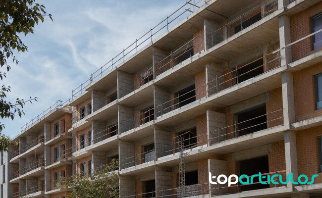 Obras de vivienda protegida en una calle urbana española
