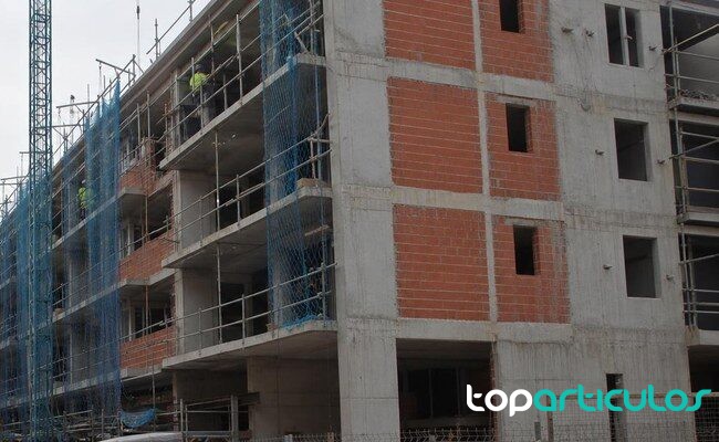 Bloque residencial nuevo en un barrio urbano de España