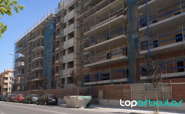 Planos de construcción residencial sobre una mesa de obra