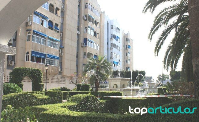 Barrio con vivienda asequible en Málaga Entorno urbano con edificios residenciales y obra de vivienda