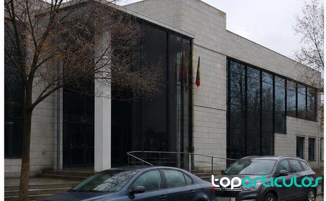 Exterior institucional sobrio relacionado con una investigación de ciberseguridad
