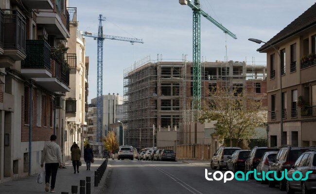 Pisos turísticos y mercado residencial Barrio urbano con bloques de viviendas y presión residencial