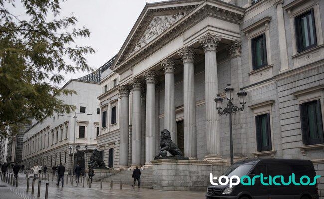 Debate político sobre fondos europeos Exterior institucional del Congreso durante una mañana nublada