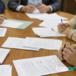reunión política con documentos sobre una mesa de trabajo