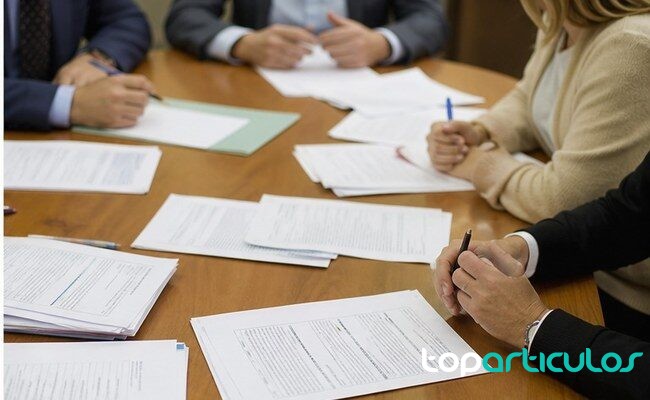 reunión política con documentos sobre una mesa de trabajo