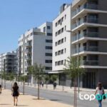 La ley de menores en entornos digitales encara el otoño en el Congreso Bloques residenciales nuevos en una ciudad espanola