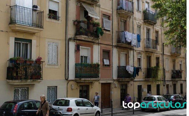 Barrio urbano con demanda de vivienda Fachadas de viviendas en un barrio urbano espanol