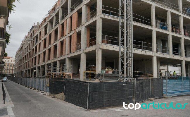 Promoción de alquiler asequible Obra residencial de alquiler asequible vista desde la calle
