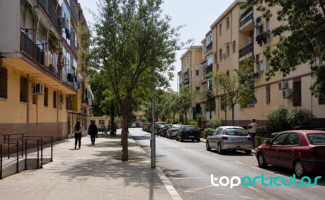 Parque público de vivienda Bloques de apartamentos con vida cotidiana en un barrio urbano