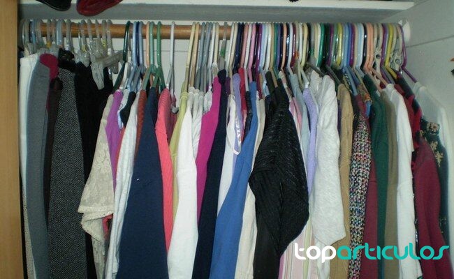Tejidos frescos y naturales en un armario de temporada camisas de lino y algodón para vestir en verano