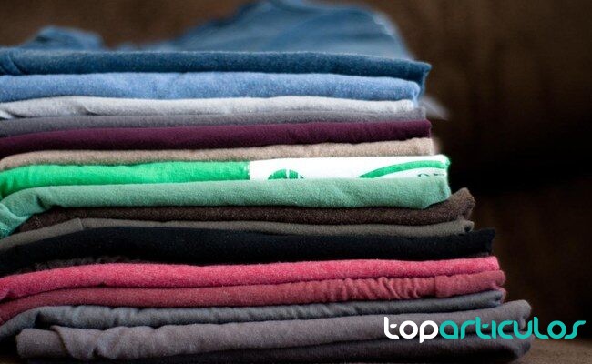 Ropa combinable en tonos claros para looks de verano conjuntos neutros para armario cápsula
