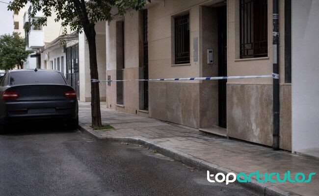 Exterior urbano usado como contexto de entradas y registros en Málaga calle de Málaga durante un registro policial sin personas identificables