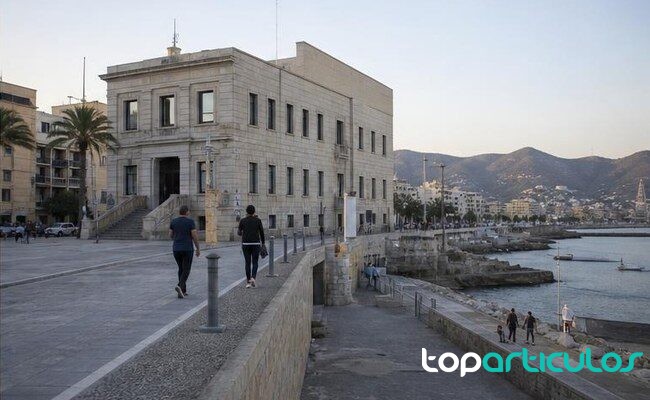 Ciudad costera y administracion periferica del Estado
