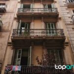 Riego eficiente en verano: cómo ahorrar agua sin castigar el huerto Edificios residenciales en una ciudad espanola ante el freno de compraventas