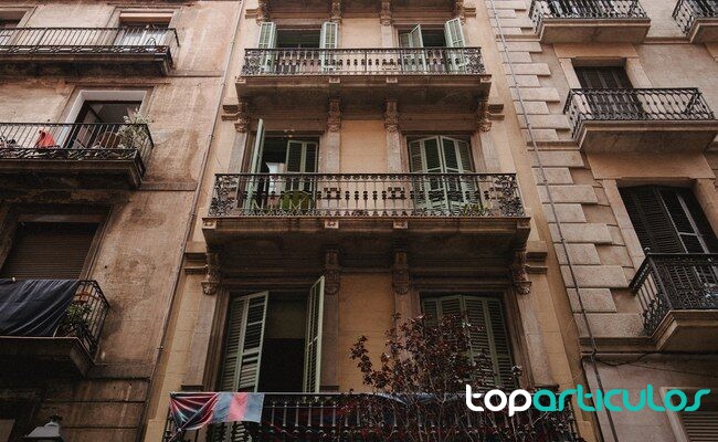 Edificios residenciales en una ciudad espanola ante el freno de compraventas