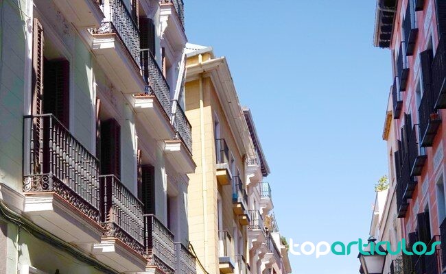 Fachadas de viviendas en una calle urbana espanola
