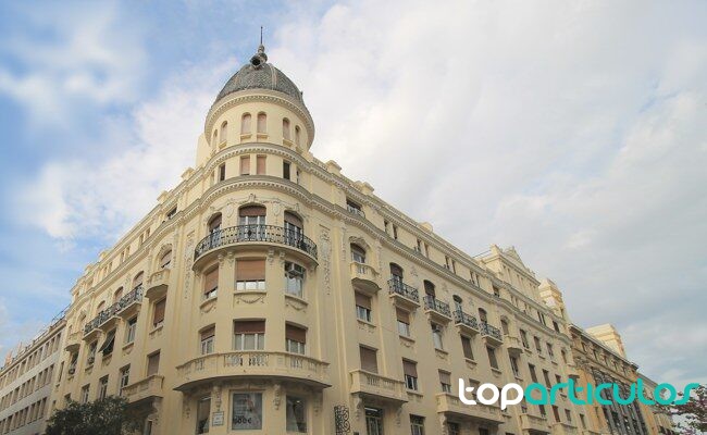 Edificio residencial en una zona urbana espanola