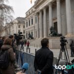 periodistas esperan ante una sede parlamentaria en Madrid