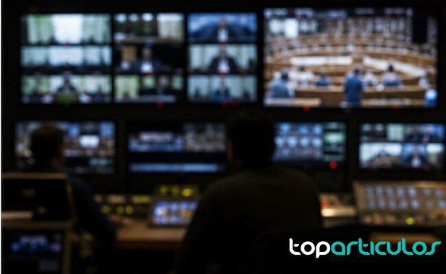 control técnico de televisión pública durante una emisión institucional