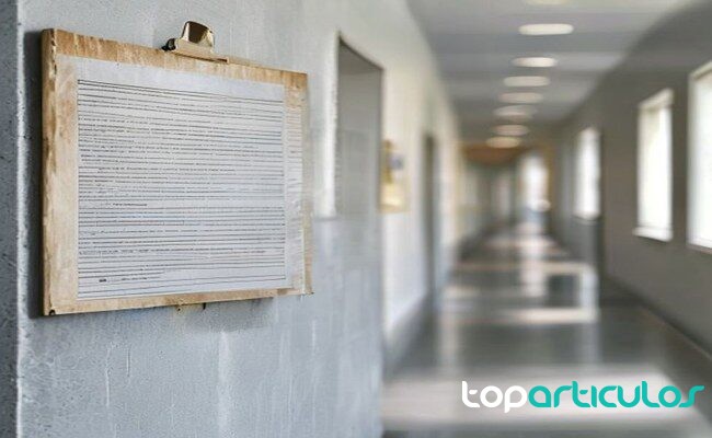 Tablón comunitario usado para comunicar normas y recordatorios tablón de avisos para acuerdos vecinales
