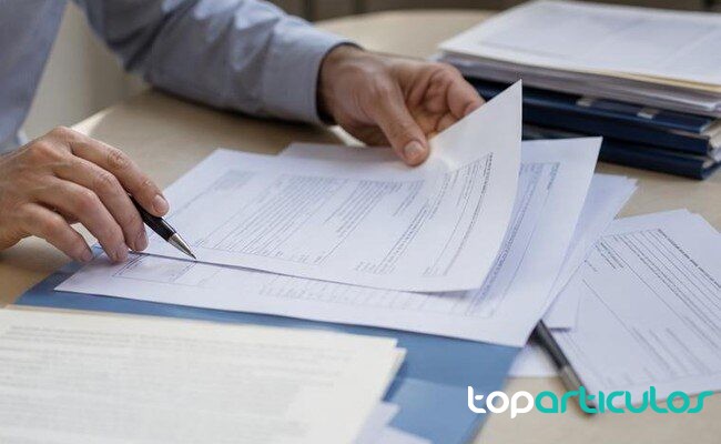 Sociedades mercantiles creadas en mayo de 2026 Documentación empresarial revisada en una oficina sin textos legibles