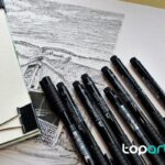 cuaderno de artista abierto sobre una mesa