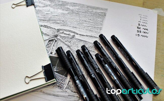 Cuaderno de artista: cómo empezar uno y convertirlo en hábito creativo cuaderno de artista abierto sobre una mesa