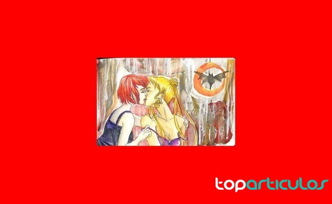 Materiales básicos para explorar color y composición en papel acuarelas y lápices junto a un cuaderno creativo