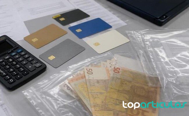 Documentos financieros genéricos y efectivo sobre una mesa