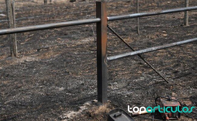 Contexto visual de trabajos en una finca rural investigada por el SEPRONA estructura metalica en terreno rural investigada tras un incendio