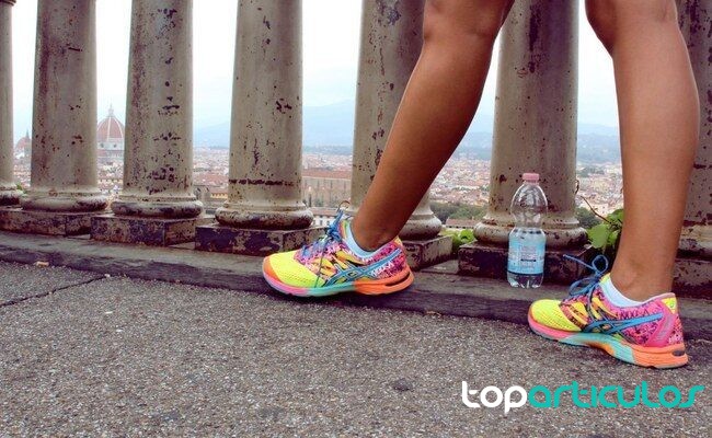 Material básico para ajustar la sesión deportiva a temperaturas altas botella de agua y toalla para deporte en verano