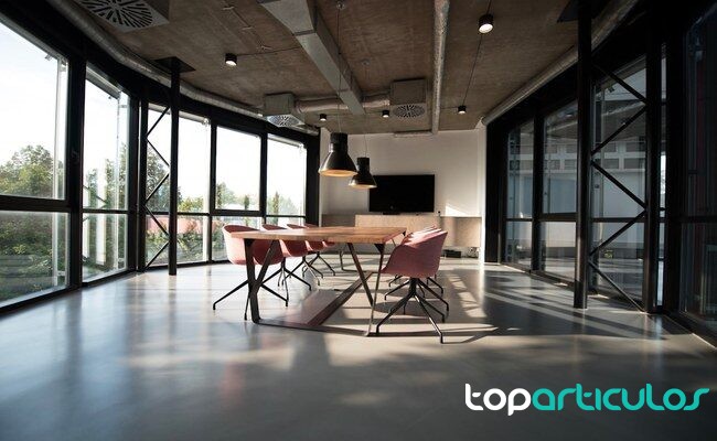Zona de oficinas preparada para una jornada laboral en una ciudad española