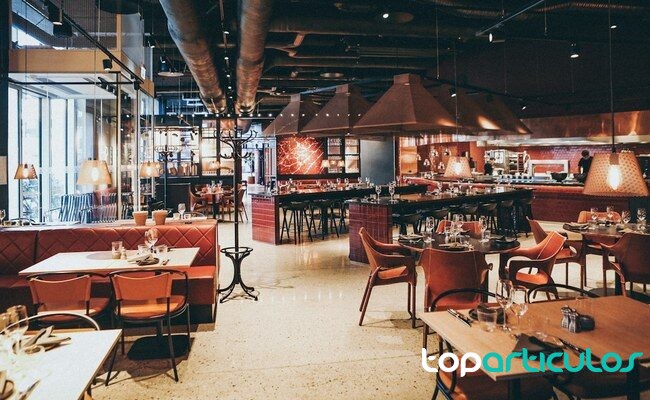 Sala de restaurante preparada para el servicio sin logotipos visibles