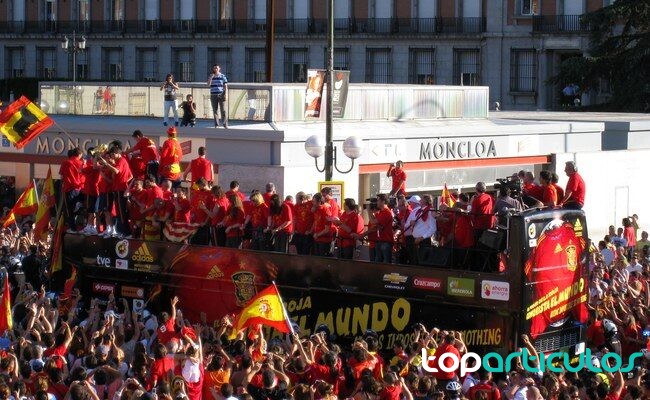 Seguidores de España celebrando una victoria mundialista de archivo celebración de seguidores de España en una gran cita futbolística