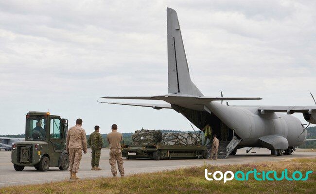 personal militar prepara un despliegue aliado en una base aérea europea