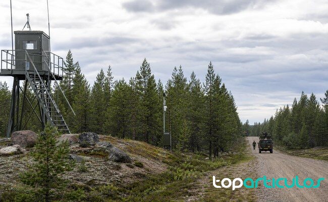 Entorno de vigilancia en el flanco norte de la Alianza Atlántica puesto de observación en una zona forestal del norte de Europa