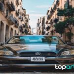 etiqueta ambiental DGT en un coche urbano