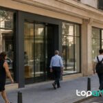 Oficina bancaria genérica en una ciudad española sin logotipos visibles