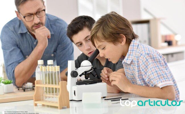 Aprendizaje continuo en un aula con estudiantes adultos adultos en una sesión de formación
