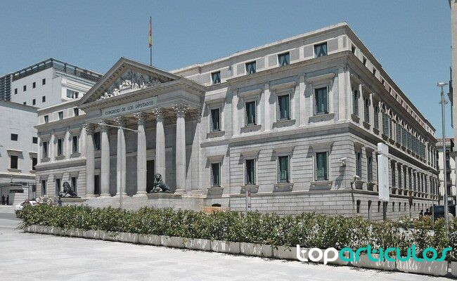 El Gobierno abre la vía de los Presupuestos de 2027 con la votación del déficit en julio fachada del Congreso de los Diputados en una jornada política