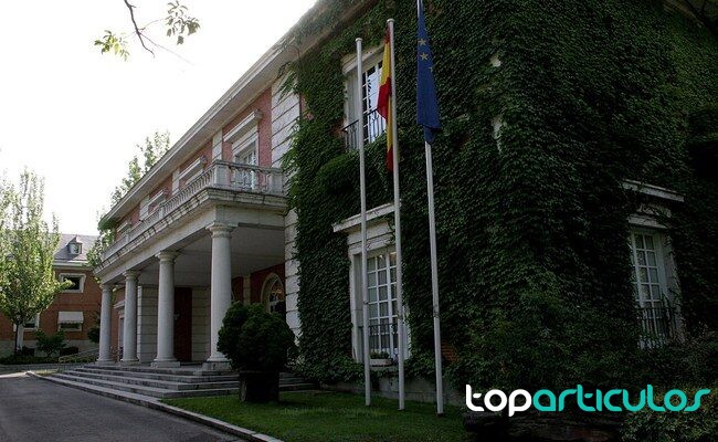 Acceso institucional de la Moncloa durante una jornada de Gobierno exteriores del complejo de la Moncloa en una jornada institucional
