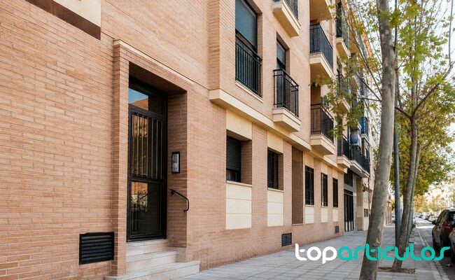 Las hipotecas sobre vivienda caen un 0,1% en mayo tras casi dos años al alza Fachada residencial en España ante el dato de hipotecas de mayo de 2026