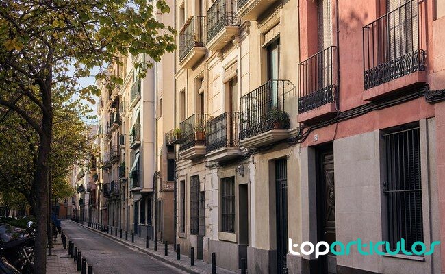 Barrio residencial en el mercado de vivienda español Calle residencial española con edificios de vivienda