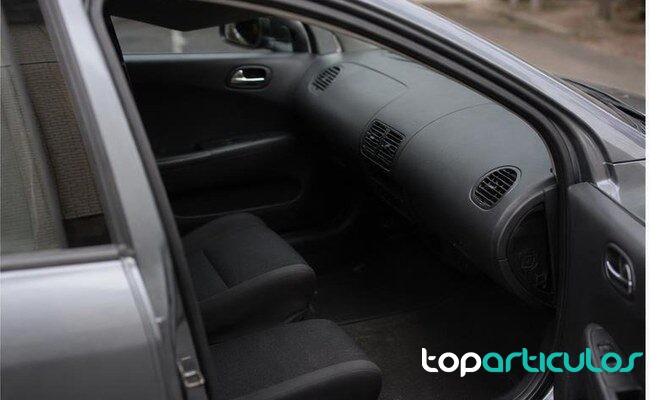 Interior de vehículo usado como contexto de una investigación por hurtos interior de un coche estacionado durante una investigación por hurtos en aparcamientos